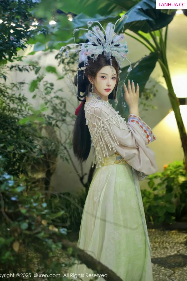   [XiuRen]高清写真图 2025.09.05 No.10736 梨霜儿 浅色古装第7张图片